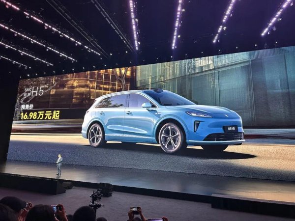 富明证券 从16万到45万，全都配上最强智驾！鸿蒙智行一口气连发7款车